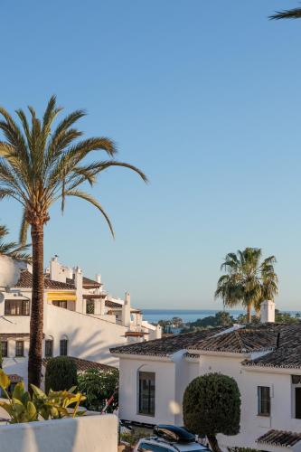 MARBELLA BANUS SUITES - Banús - Nueva Andalucía - Aldea Blanca Complex - Premium 2BR - 2BA - Double Outdoor Terrace - Stunning Sea Views - S Pool - Walk to Centro Plaza Shopping - Ideal for Families