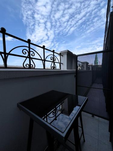a balcony with a table and a view of the sky at ROOSEVELTA RESIDENCE Apartments - przy OFF Piotrkowska in Łódź