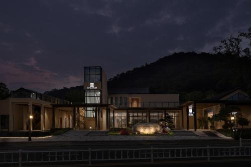 Pemandangan gunung umum atau pemandangan gunung yang diambil dari hotel