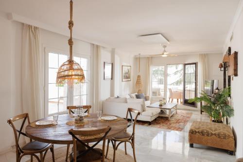 MARBELLA BANUS SUITES - Banús - Nueva Andalucía - Aldea Blanca Complex - Premium 2BR - 2BA - Double Outdoor Terrace - Stunning Sea Views - S Pool - Walk to Centro Plaza Shopping - Ideal for Families