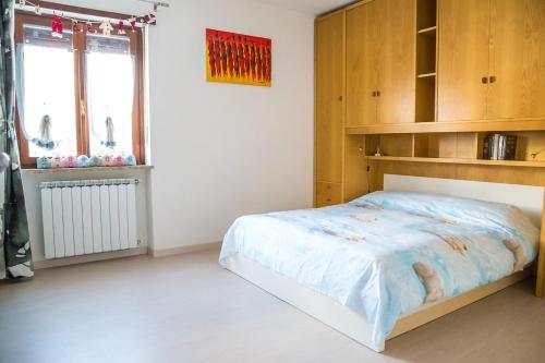 a bedroom with a large bed and a window at Relax nel verde in Gravere