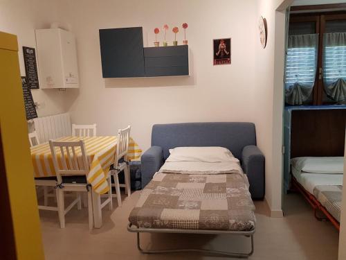 a room with a table and a bed and a table and chairs at Relax nel verde in Gravere