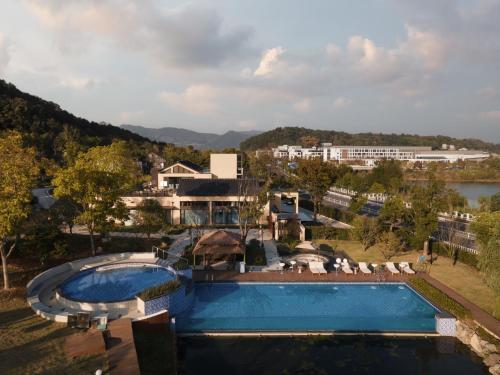 Kolam renang di atau dekat dengan Hangzhou Yulu Jinglan Nanshan Suji