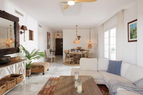 MARBELLA BANUS SUITES - Banús - Nueva Andalucía - Aldea Blanca Complex - Premium 2BR - 2BA - Double Outdoor Terrace - Stunning Sea Views - S Pool - Walk to Centro Plaza Shopping - Ideal for Families