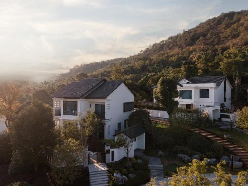 Pemandangan gunung umum atau pemandangan gunung yang diambil dari hotel