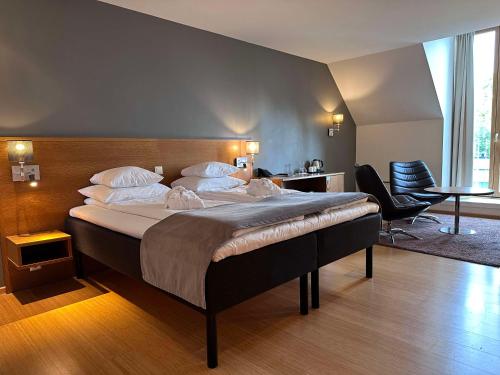 a bedroom with a large bed in a room at Scandic Parken in Ålesund