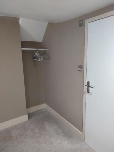 a room with a closet with a sliding door at The Wheatsheaf in Salisbury