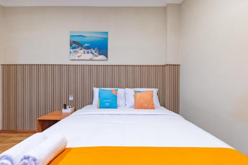 Ένα ή περισσότερα κρεβάτια σε δωμάτιο στο Sans Vibes Surapati Konforta Hotel