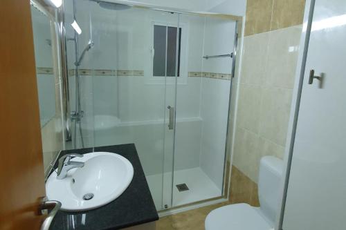 Ένα μπάνιο στο Liopetri 2-Bed Apt Sleeps 6 Pool 10min to Beach