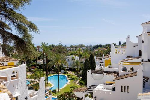 MARBELLA BANUS SUITES - Banús - Nueva Andalucía - Aldea Blanca Complex - Premium 2BR - 2BA - Double Outdoor Terrace - Stunning Sea Views - S Pool - Walk to Centro Plaza Shopping - Ideal for Families