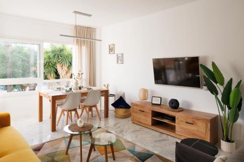 MARBELLA BANUS SUITES - Banús - Playa Rocio - Beach Access Complex -2BD-2BA - Direct Access to the Sea - Outdoor Terrace - 3 min Walk to Puerto Banús Marina - Walk to Beach & El Corte Ing Luxury Shopping - Ideal for Families
