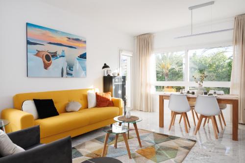 MARBELLA BANUS SUITES - Banús - Playa Rocio - Beach Access Complex -2BD-2BA - Direct Access to the Sea - Outdoor Terrace - 3 min Walk to Puerto Banús Marina - Walk to Beach & El Corte Ing Luxury Shopping - Ideal for Families