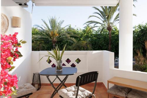 MARBELLA BANUS SUITES - Banús - Playa Rocio - Beach Access Complex -2BD-2BA - Direct Access to the Sea - Outdoor Terrace - 3 min Walk to Puerto Banús Marina - Walk to Beach & El Corte Ing Luxury Shopping - Ideal for Families