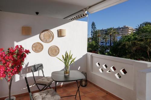 MARBELLA BANUS SUITES - Banús - Playa Rocio - Beach Access Complex -2BD-2BA - Direct Access to the Sea - Outdoor Terrace - 3 min Walk to Puerto Banús Marina - Walk to Beach & El Corte Ing Luxury Shopping - Ideal for Families