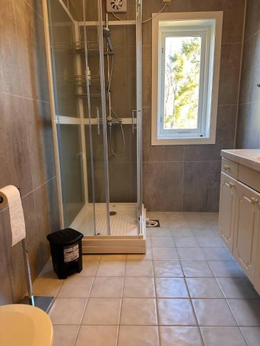 Bilik mandi di Spacious House with Fjordview