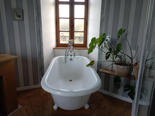 Un baño de Une ou deux chambres dans une demeure historique