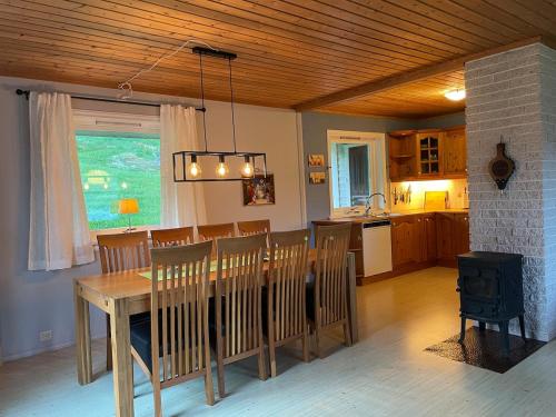 Dapur atau dapur kecil di Spacious House with Fjordview