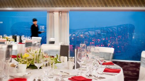Nápoje v ubytování InterContinental Beijing Beichen by IHG l Walking Distance to Bird's Nest & Water Cube & Metro Station l Interconnected with China National Convention Center l Award-winning Club Lounge with Mixologist l Direct Metro Line to Wangfujing