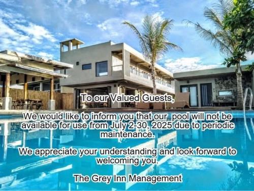 un anuncio para una villa con piscina en The Grey Inn, en Sarog