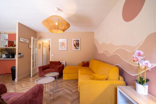 un salon avec un canapé jaune et une table dans l'établissement Gite Le Terracotta - Terrasse - 8 couchages - 3 Chambres avec lits King & Queen size, lits superposés pour enfants, à Saint-Josse