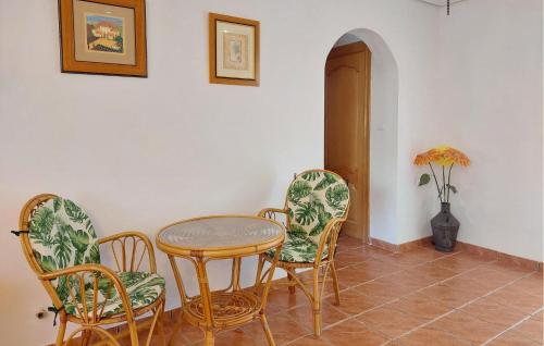 a dining room with a table and chairs at Awesome Home In Bétera in Bétera
