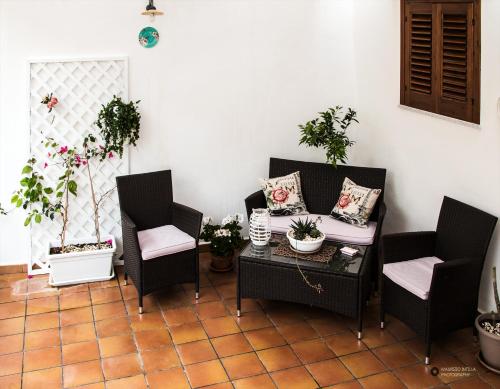 a living room with two chairs and a table at TAM Vacanze B&B in Cinisi