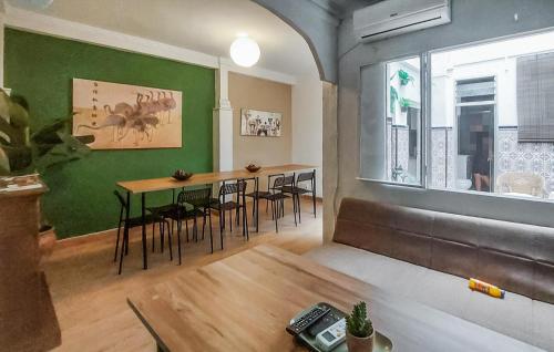 un soggiorno con tavolo e alcune sedie di Nice Home In Jerez De La Frontera a Jerez de la Frontera