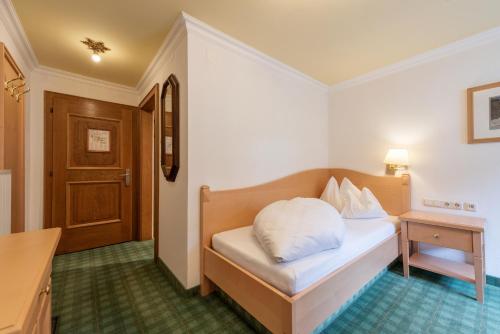 Ένα ή περισσότερα κρεβάτια σε δωμάτιο στο Heart Hotel Arlberg