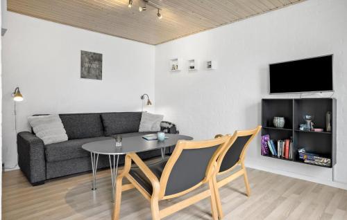 Μια τηλεόραση ή/και κέντρο ψυχαγωγίας στο 1 Bedroom Pet Friendly Home In Allinge