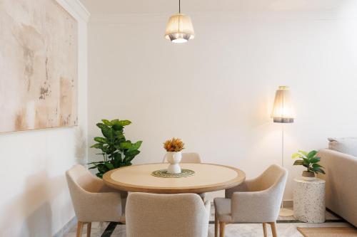MARBELLA BANUS SUITES - Banús, Dama de Noche, Stylishly Redecorated - Brand New Furniture, 1BED-1BATH, Bright Glazed Terrace, 3 S Pools, Beautiful Complex, Ideal for Families