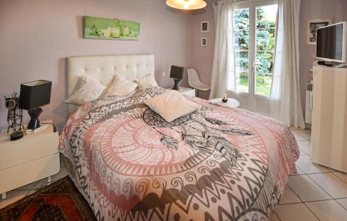 a bedroom with a bed with a colorful comforter at Stunning Home In Morières-Lès-Avignon in Morières-lès-Avignon