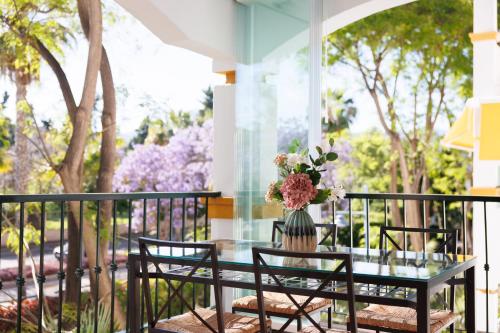 MARBELLA BANUS SUITES - Banús, Dama de Noche, Stylishly Redecorated - Brand New Furniture, 1BED-1BATH, Bright Glazed Terrace, 3 S Pools, Beautiful Complex, Ideal for Families