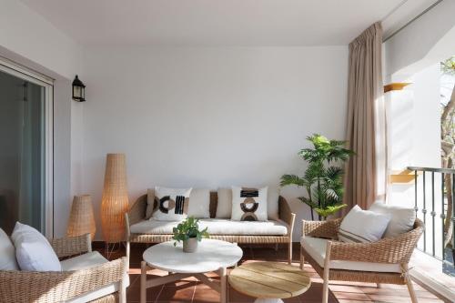 MARBELLA BANUS SUITES - Banús, Dama de Noche, Stylishly Redecorated - Brand New Furniture, 1BED-1BATH, Bright Glazed Terrace, 3 S Pools, Beautiful Complex, Ideal for Families