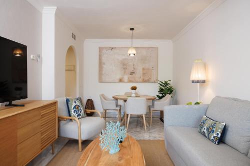 MARBELLA BANUS SUITES - Banús, Dama de Noche, Stylishly Redecorated - Brand New Furniture, 1BED-1BATH, Bright Glazed Terrace, 3 S Pools, Beautiful Complex, Ideal for Families