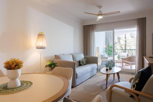 MARBELLA BANUS SUITES - Banús, Dama de Noche, Stylishly Redecorated - Brand New Furniture, 1BED-1BATH, Bright Glazed Terrace, 3 S Pools, Beautiful Complex, Ideal for Families