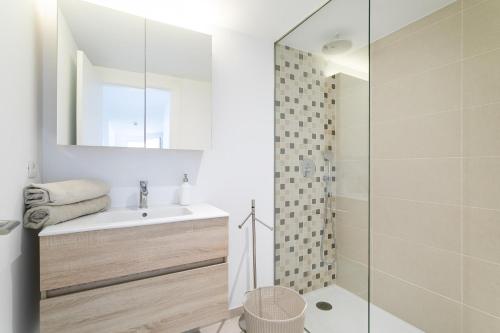 un baño con lavabo y ducha en Villa Lizo, en El Campello