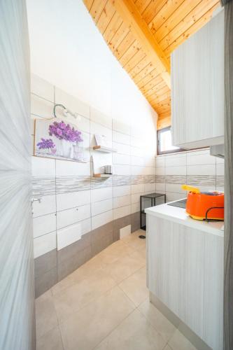 a kitchen with white walls and a wooden ceiling at Villa Sansivieri in Agropoli