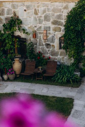 Jardín al aire libre en Doda Artisanal Cave Hotel 14 Plus