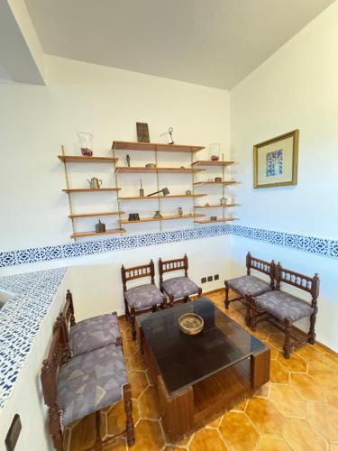 a living room with chairs and a table and shelves at C2 Résidence CHATT in Tetouan