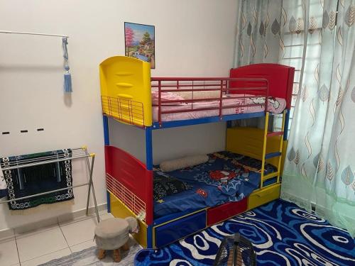 Μία ή περισσότερες κουκέτες σε δωμάτιο στο Spacious 2-Storey Home
