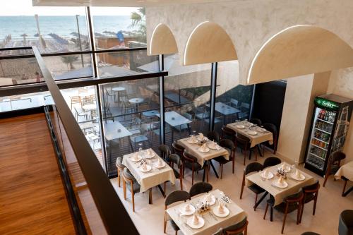 an overhead view of a restaurant with tables and chairs at Aks Hotel in Durrës