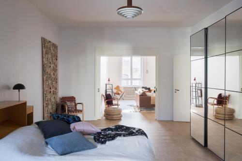 Giường trong phòng chung tại Hotel-standard design apartment with sea view