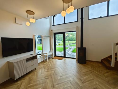 Μια τηλεόραση ή/και κέντρο ψυχαγωγίας στο Apartamenty Zielona Lipka