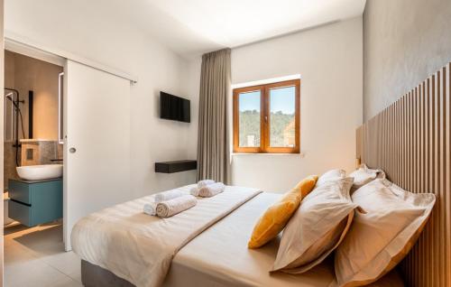 una camera da letto con un letto grande con asciugamani sopra di Villa Brig by Villas Guide a Blato