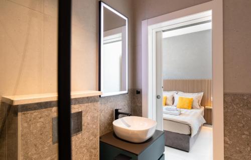 un bagno con un lavandino, un letto e uno specchio di Villa Brig by Villas Guide a Blato