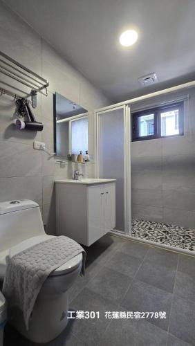 une salle de bains avec douche, toilettes et lavabo dans l'établissement Kunba Homestay, à Hualien