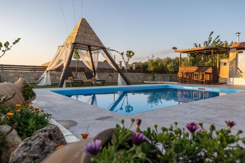 Бассейн в Villa Gina Luxury Maisonette или поблизости