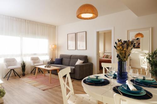 MARBELLA BANUS SUITES - Banús - Playa Rocio - Beachfront Complex -3BD-3BA - Direct Access to the Beach - Outdoor Terrace - 3 min Walk to Puerto Banús - Walk to Marina, Beach & El Corte Ing Luxury Shopping - Ideal for Families