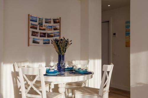 MARBELLA BANUS SUITES - Banús - Playa Rocio - Beachfront Complex -3BD-3BA - Direct Access to the Beach - Outdoor Terrace - 3 min Walk to Puerto Banús - Walk to Marina, Beach & El Corte Ing Luxury Shopping - Ideal for Families