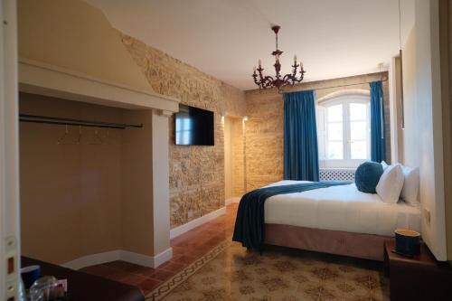 a bedroom with a bed and a window at Leano Agriresort in Piazza Armerina